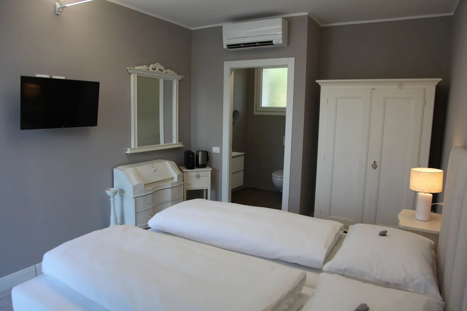 Orchidea double room interior with air conditioning, television and private bathroom entrance