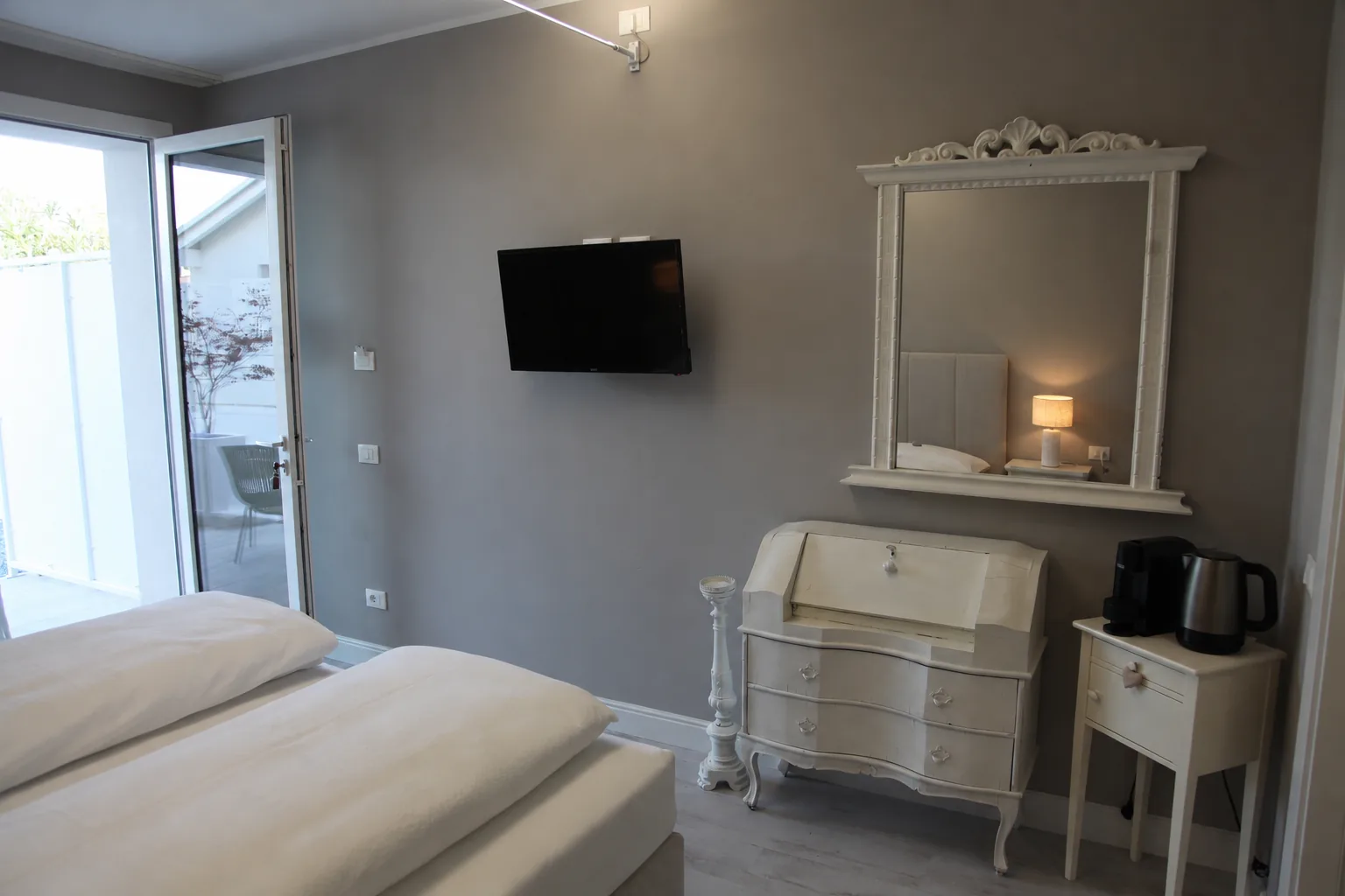 Orchidea double room television, coffee machine, kettle and writing desk