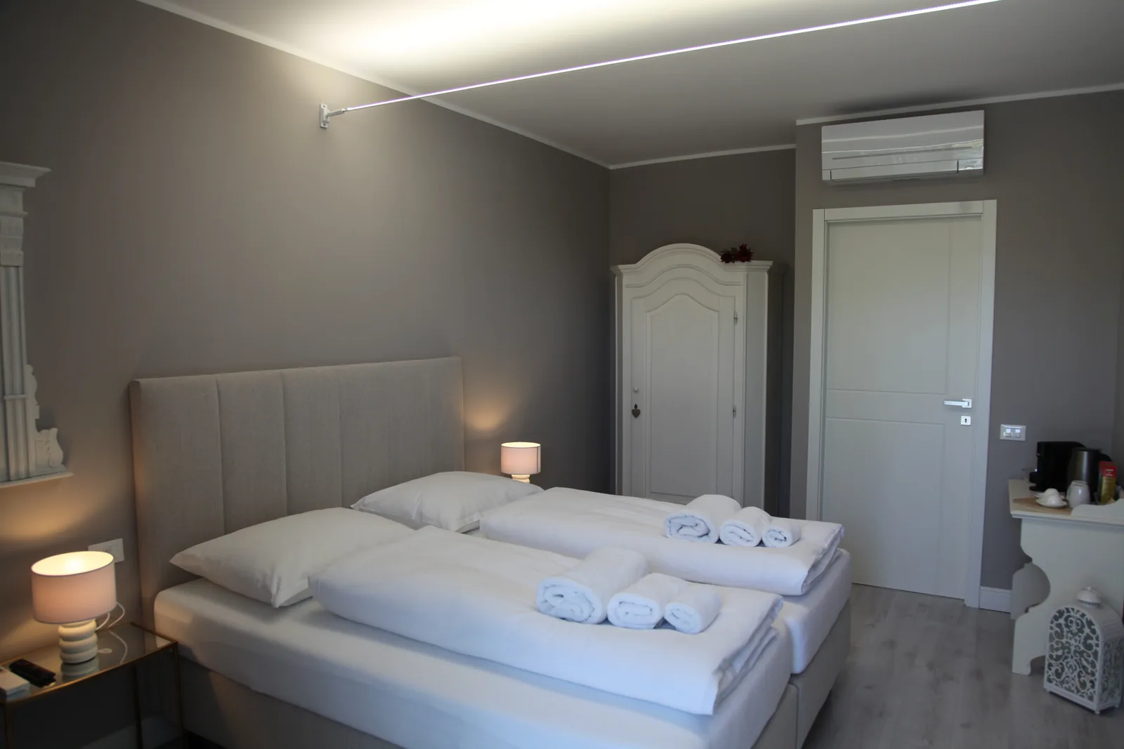 Rosa double room with twin beds, fresh towels, air conditioning and coffee facilities